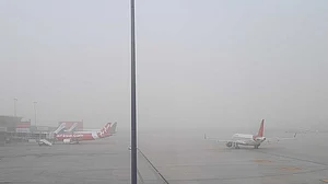 दिल्ली एयरपोर्ट के आसपास छाया घना कोहरा, कई उड़ानों पर पड़ेगा असर, यात्रियों के लिए एडवाइजरी जारी