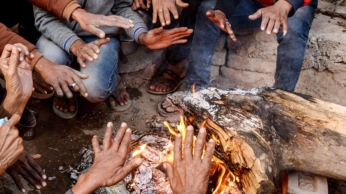 नोएडा में कड़ाके की ठंड का कहर, DM ने नर्सरी से 8वीं क्लास तक के स्कूल बंद करने का दिया आदेश