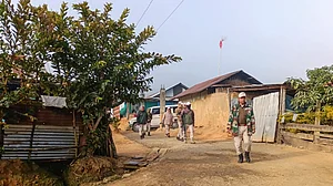 मणिपुर में फिर बवाल, उग्र भीड़ का एसपी ऑफिस पर हमला, पुलिस अधीक्षक समेत कई घायल, बढ़ा तनाव