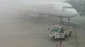 घने कोहरे के कारण दिल्ली हवाई अड्डे पर विमानों का परिचालन प्रभावित,15 उड़ानों का रूट बदला गया