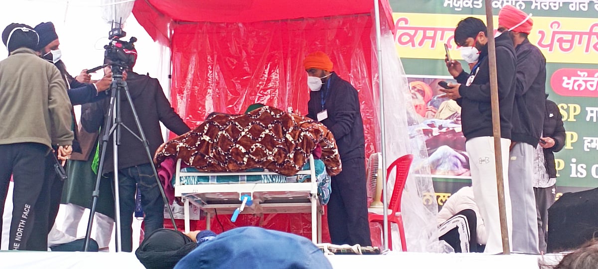 खनौरी बॉर्डर पर बनाए गए मंच पर लेटे-लेटे ही किसानों के सैलाब को जगजीत सिंह डल्लेवाल ने किया संबोधित।
