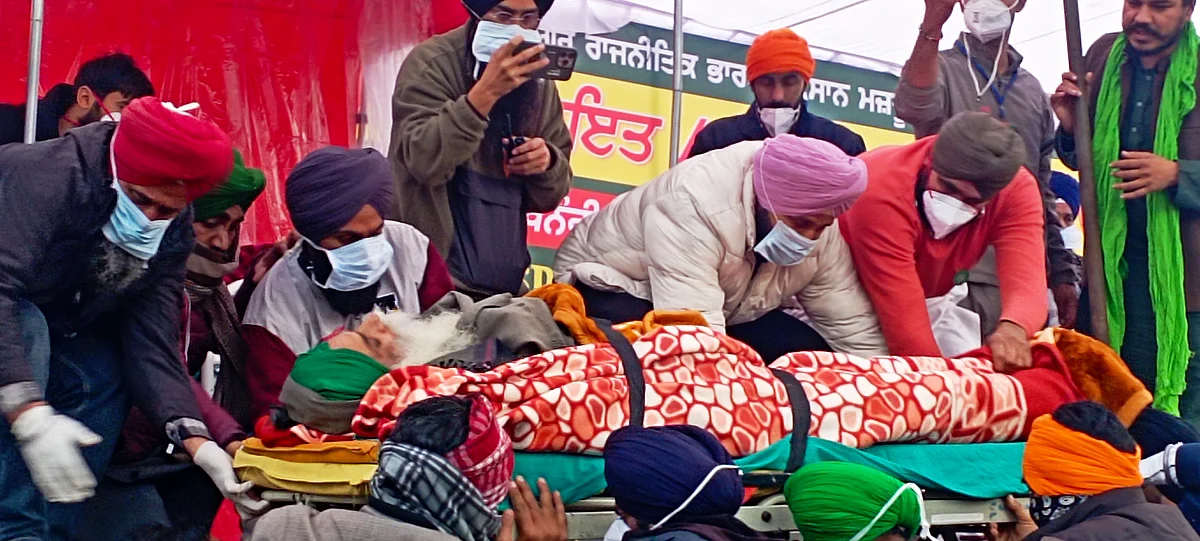 खनौरी बॉर्डर पर बने मंच से स्ट्रेचर पर जगजीत सिंह डल्लेवाल को ले जाते हुए डाक्टर।