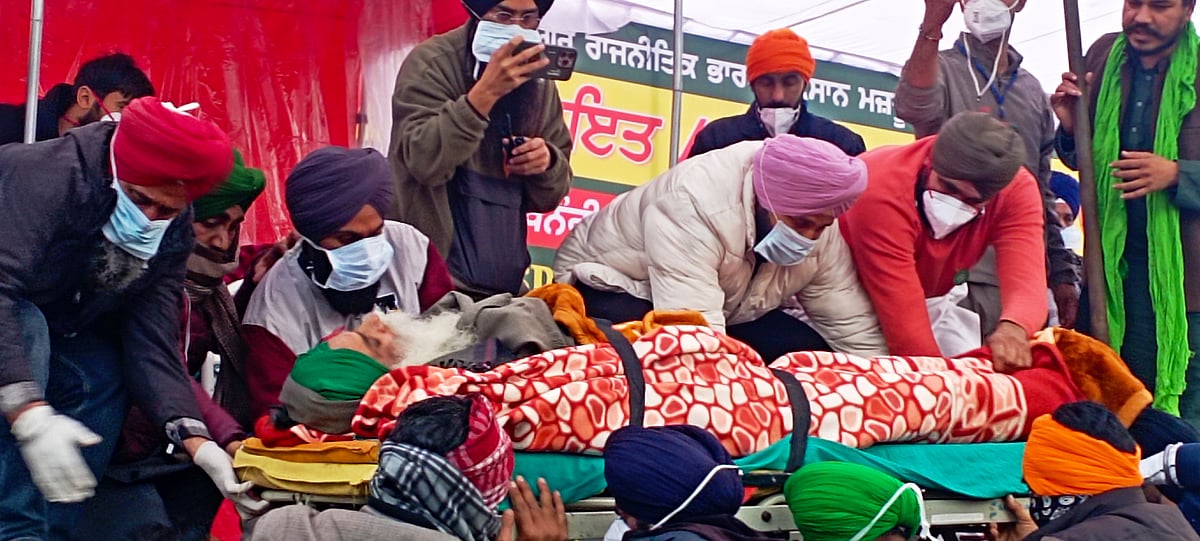 खनौरी बॉर्डर पर बने मंच से स्ट्रेचर पर जगजीत सिंह डल्लेवाल को ले जाते हुए डाक्टर।