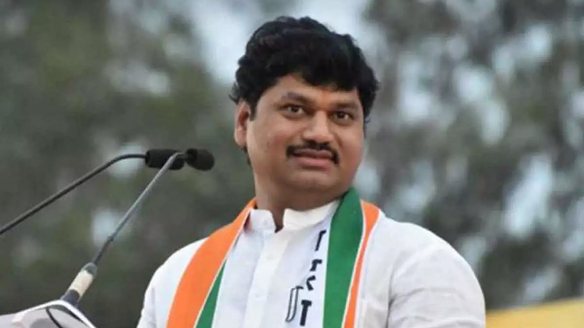 धनंजय मुंडे को कैबिनेट से हटाने की मांग