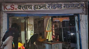 नोएडा में कपड़े की दुकान में आग, पत्नी की जलकर मौत, पति को अस्पताल में कराया भर्ती