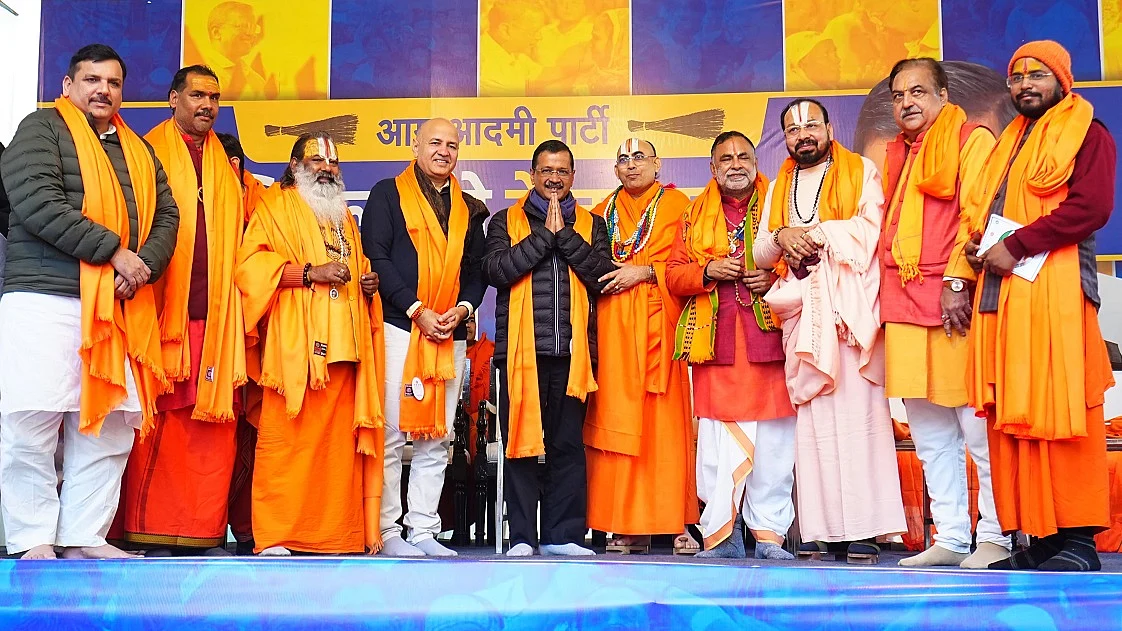 BJP के मंदिर प्रकोष्ठ में AAP ने मारी सेंध, केजरीवाल ने कई सदस्यों को पार्टी में शामिल कराया