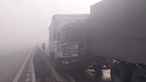 यूपी के भदोही में घने कोहरे की वजह से भीषण सड़क हादसा, आपस में टकराईं 8 गाड़ियां, सामने आया वीडियो