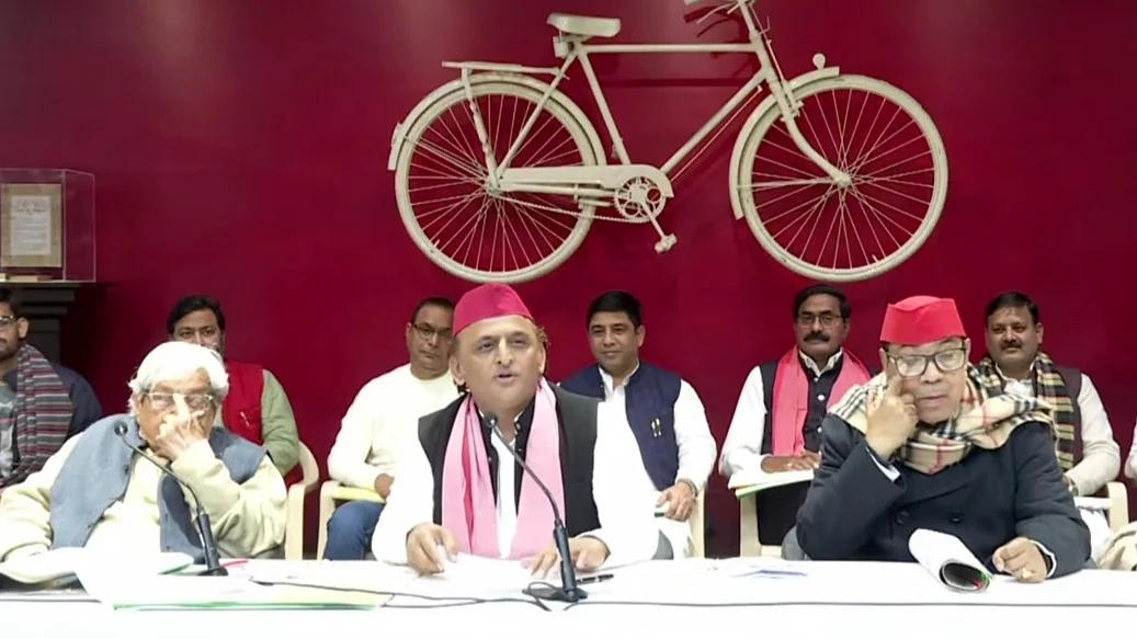 अखिलेश यादव ने कहा कि यूपी में कानून-व्यवस्था की पोल खुल गई है।