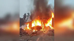 महाराष्ट्र: ठाणे के भिवंडी में लगी भीषण आग, 6-7 दुकानें जलकर राख