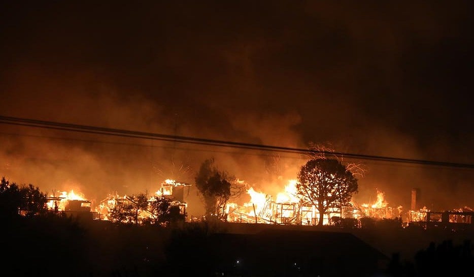 जंगल की आग: लॉस एंजिल्स के लिए नए जोखिम पैदा कर सकती हैं तेज हवाएं, बचाव कार्यों में आ सकती है परेशानी 