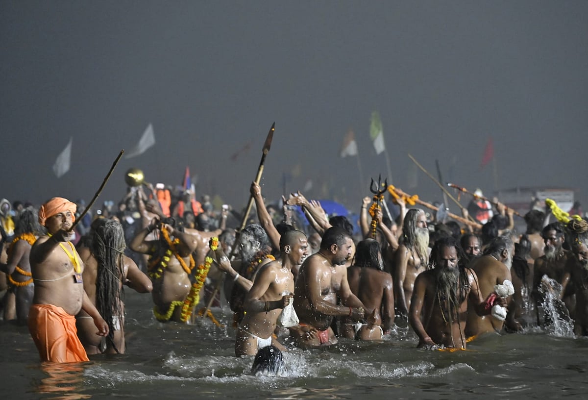 अखाड़ों के अमृत स्नान में सबसे पहले श्री पंचायती अखाड़ा महानिर्वाणी और श्री शंभू पंचायती अटल अखाड़ा के साधु संतों ने हर हर महादेव के घोष के साथ संगम पर अमृत स्नान किया।