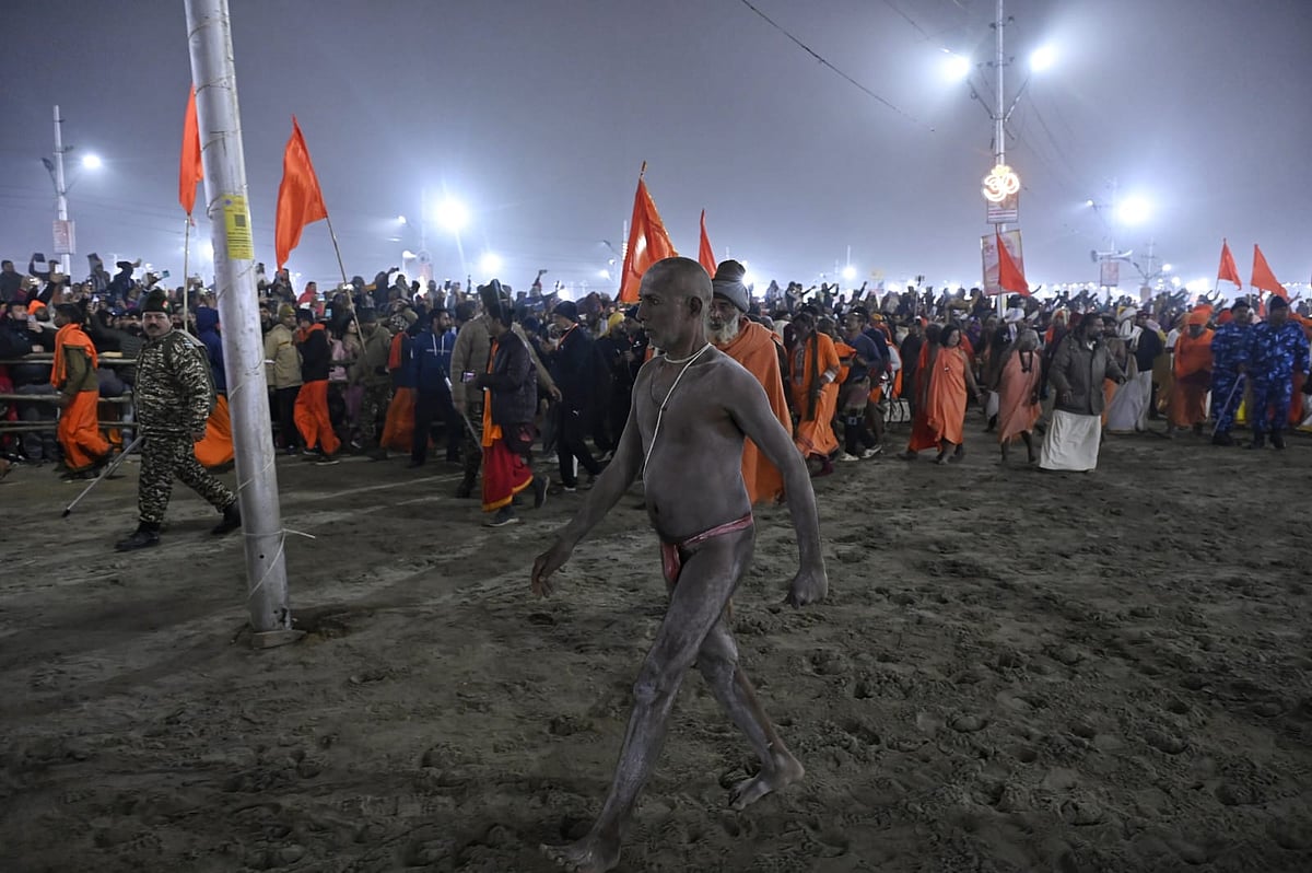 आम श्रद्धालु स्नान के साथ ही संगम क्षेत्र में अखाड़ों के साधु संतों के भी दर्शन कर रहे हैं।