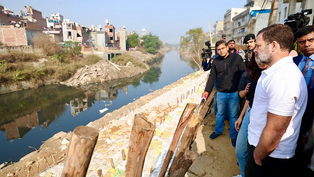 राहुल गांधी ने रिठाला से खोली केजरीवाल की पोल, गंदगी दिखाकर कहा- ये है पेरिस वाली दिल्ली!