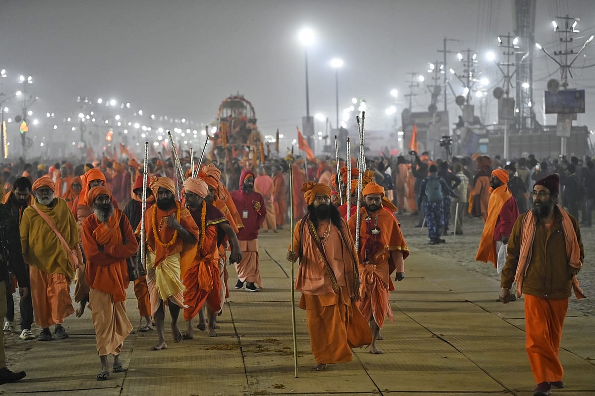 महाकुंभ 2025 के प्रथम अमृत स्नान के दौरान नागा साधुओं का अद्भुत प्रदर्शन श्रद्धालुओं के लिए आकर्षण का केंद्र बना।