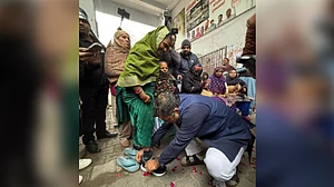 दिल्ली चुनावः BJP नेता प्रवेश वर्मा के खिलाफ FIR का निर्देश, जूते बांटने के मामले में चुनाव आयोग का एक्शन