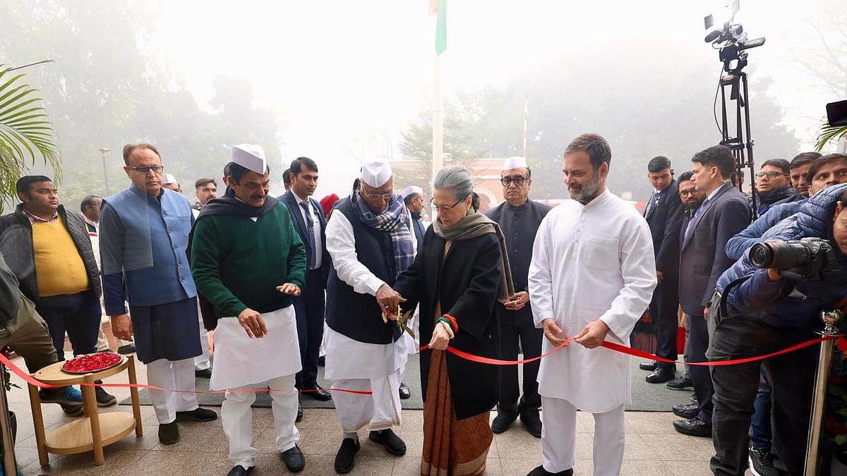 दिल्ली में नए कांग्रेस मुख्यालय 'इंदिरा भवन' का उद्घाटन करते हुए कांग्रेस नेता 