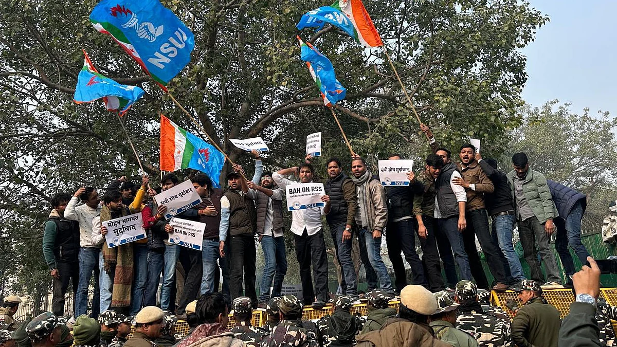 आरएसएस प्रमुख के बयान पर एनएसयूआई का प्रदर्शन