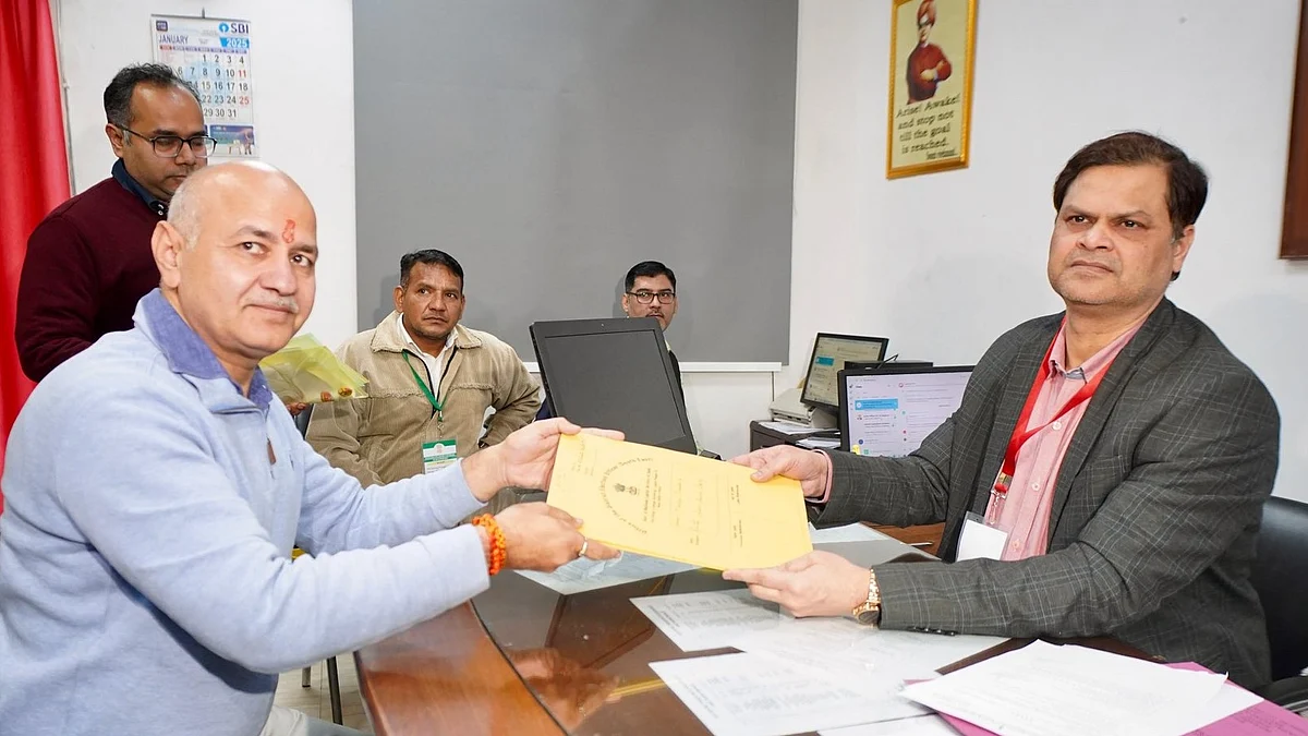 'आप' के दिग्गज नेता मनीष सिसोदिया ने किया नामांकन