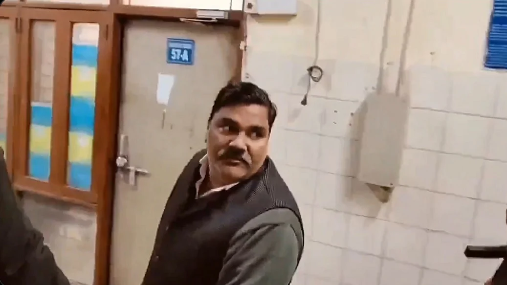 दिल्ली दंगों के आरोपी ताहिर हुसैन ने मुस्तफाबाद से नामांकन दाखिल किया, वापस तिहाड़ लौटा