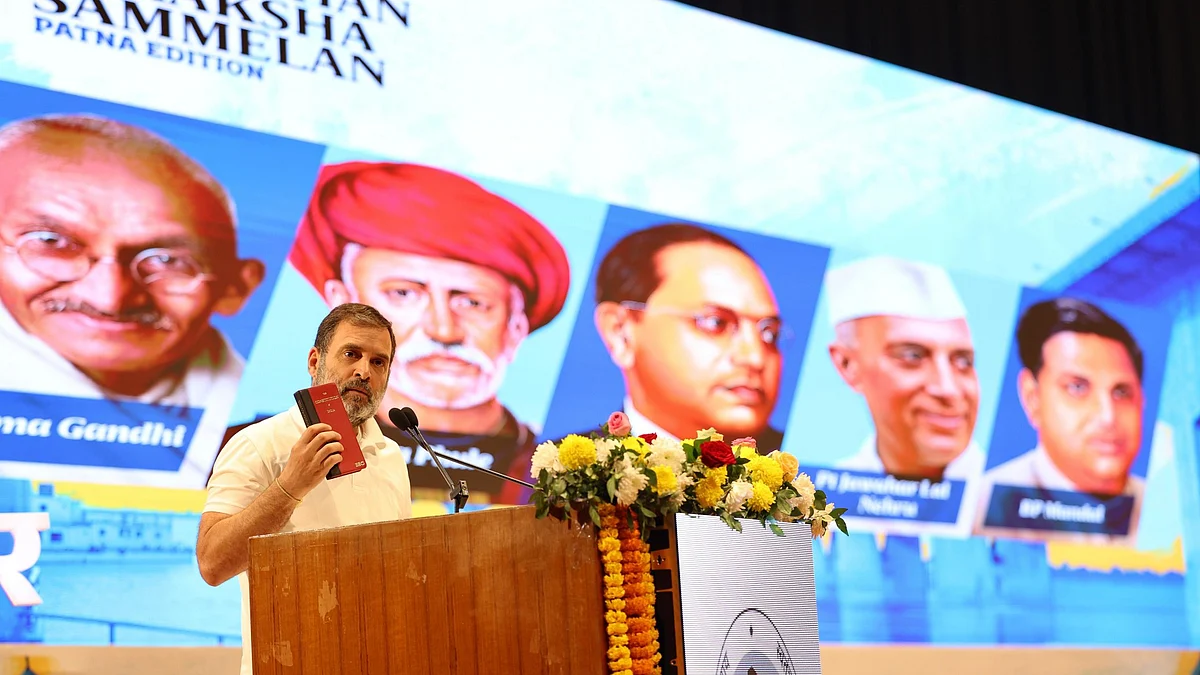 पटना के बापू सभागार में संविधान सुरक्षा सम्मेलन कार्यक्रम में भाग लेते राहुल गांधी