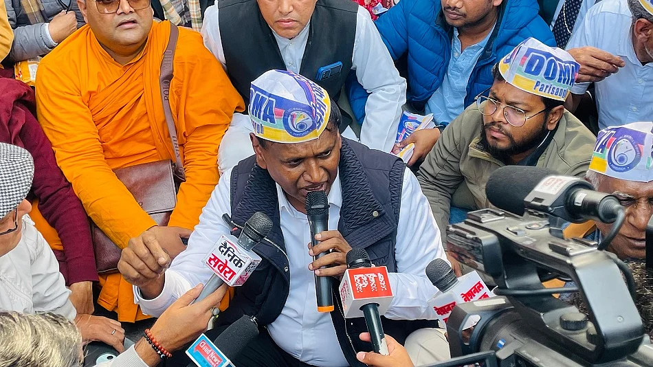 दिल्लीः उदित राज ने बौद्ध भिक्षुओं, पादरियों के वेतन के लिए किया प्रदर्शन, केजरीवाल को बताया घोर दलित विरोधी