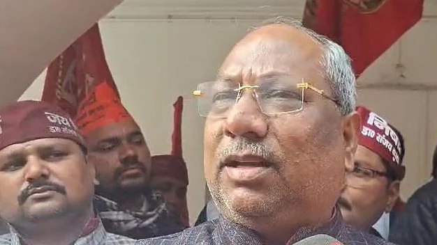 संजय निषाद महंत राजू दास की टिप्पणी पर भड़के