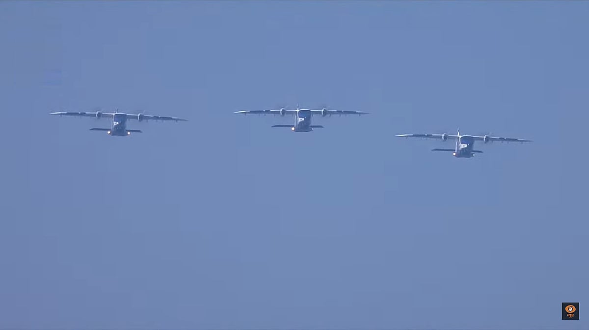 गणतंत्र दिवस: कर्तव्य पथ पर आसमान में दिखी भारत की ताकत, 22 लड़ाकू विमानों समेत कुल 40 विमानों ने किया फ्लाई पास्ट