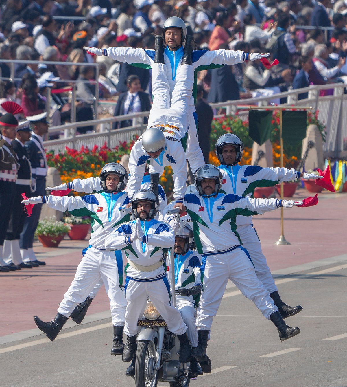 गणतंत्र दिवस परेड: सेना के जांबाजों ने मोटरसाइकिल पर दिखाए हैरतअंगेज करतब