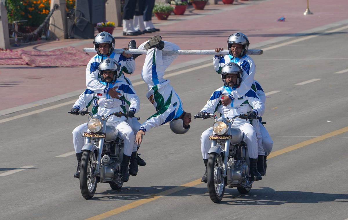 गणतंत्र दिवस परेड: सेना के जांबाजों ने मोटरसाइकिल पर दिखाए हैरतअंगेज करतब
