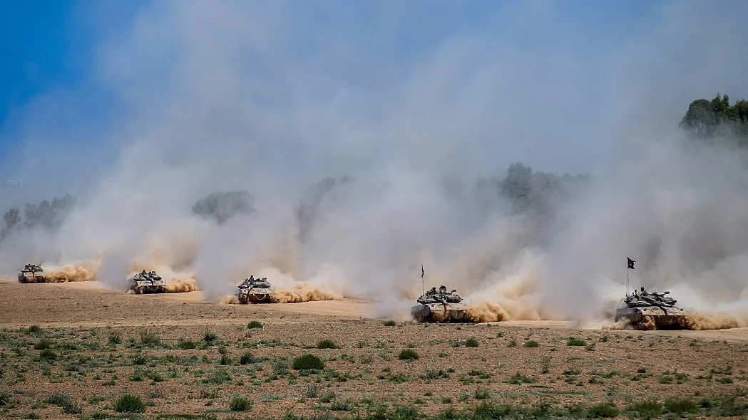 इजरायली टैंकों ने रोकी गाजा वापसी की राह, हजारों फिलिस्तीनी सड़कों पर डेरा डालने पर हुए मजबूर