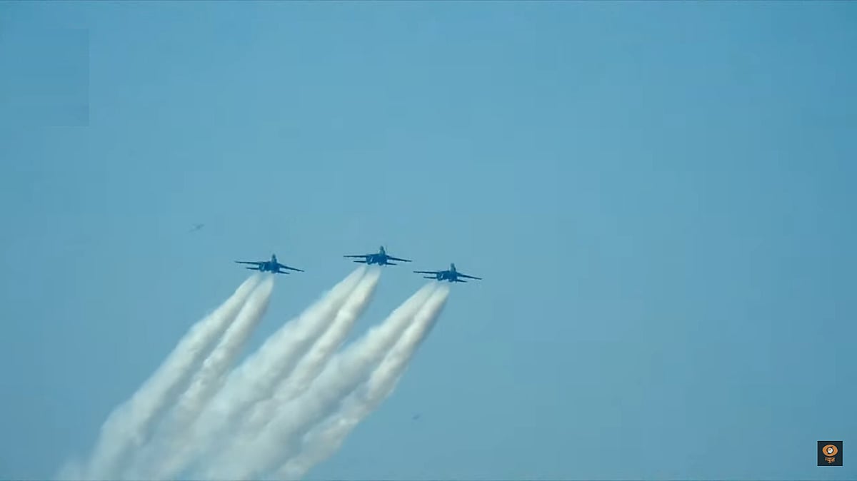 गणतंत्र दिवस: कर्तव्य पथ पर आसमान में दिखी भारत की ताकत, 22 लड़ाकू विमानों समेत कुल 40 विमानों ने किया फ्लाई पास्ट