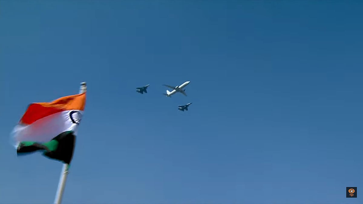 गणतंत्र दिवस: कर्तव्य पथ पर आसमान में दिखी भारत की ताकत, 22 लड़ाकू विमानों समेत कुल 40 विमानों ने किया फ्लाई पास्ट