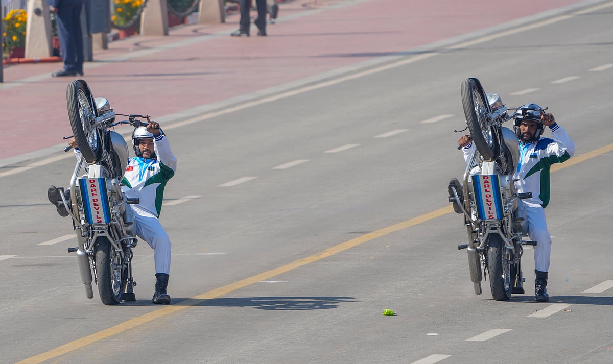 गणतंत्र दिवस परेड: सेना के जांबाजों ने मोटरसाइकिल पर दिखाए हैरतअंगेज करतब