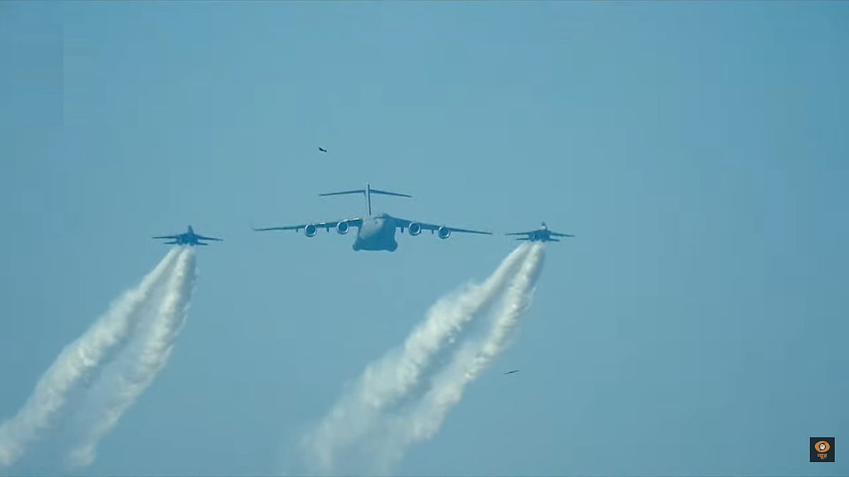 गणतंत्र दिवस: कर्तव्य पथ पर आसमान में दिखी भारत की ताकत, 22 लड़ाकू विमानों समेत कुल 40 विमानों ने किया फ्लाई पास्ट