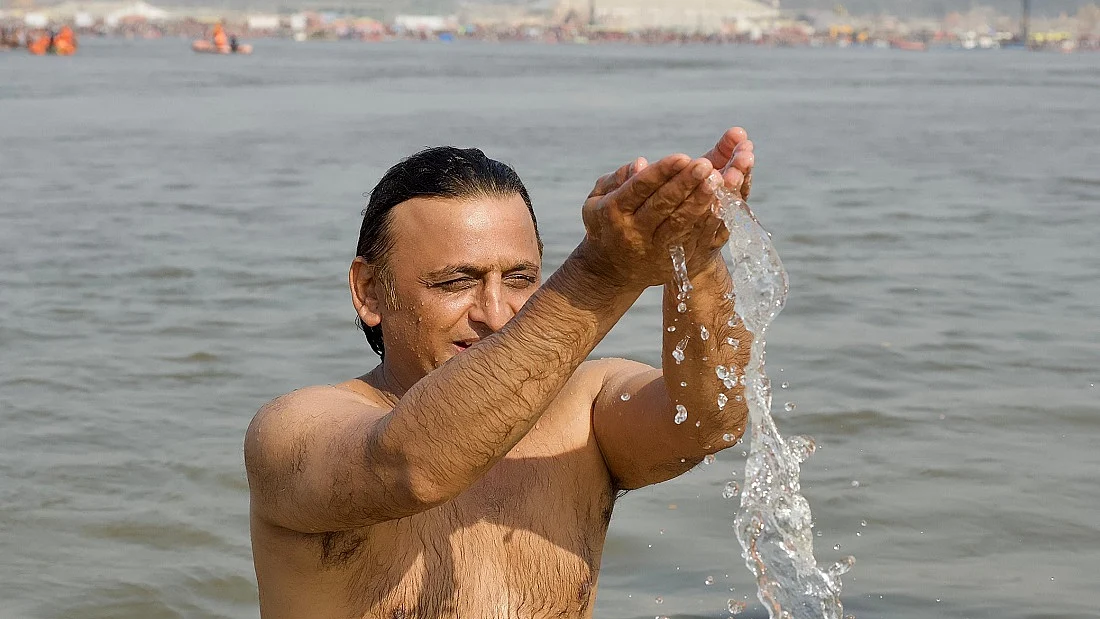 महाकुंभ पहुंचे अखिलेश ने संगम में लगाई आस्था की डुबकी, बोले- सौहार्द, सद्भावना और सहनशीलता के साथ लोग आगे बढ़ें