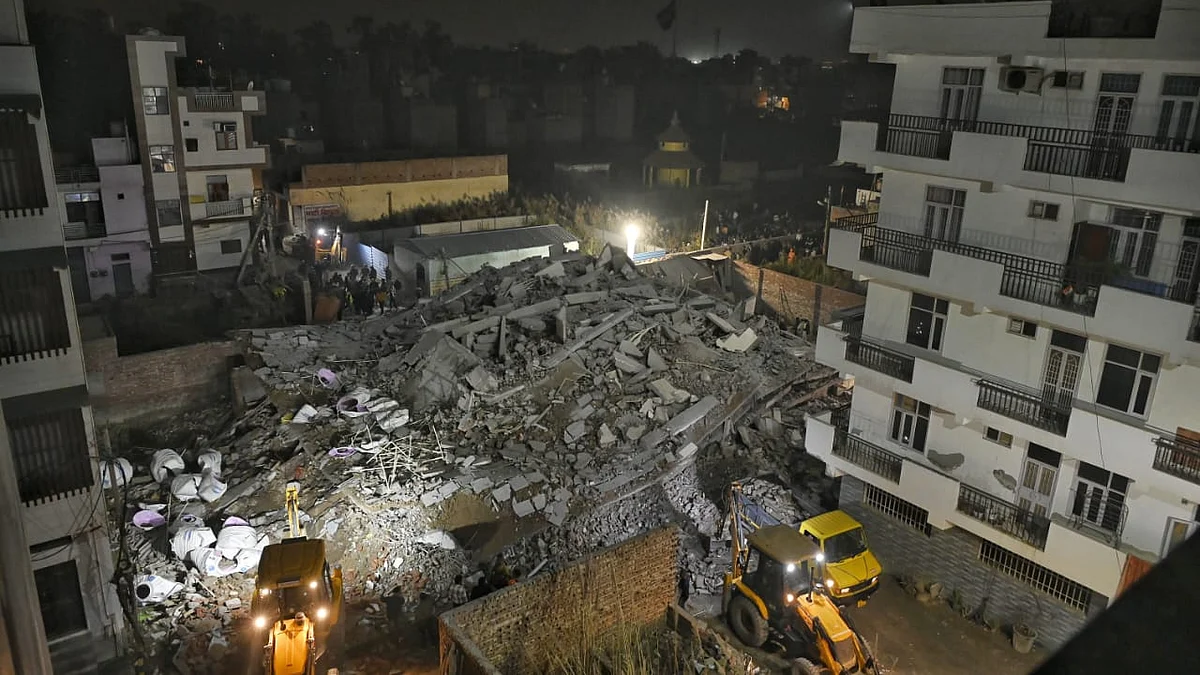 दिल्ली के बुराड़ी में गिरी इमारत, 10 मजदूरों को बचाया गया, कई लोगों के फंसे होने की आशंका (फोटोः विपिन)