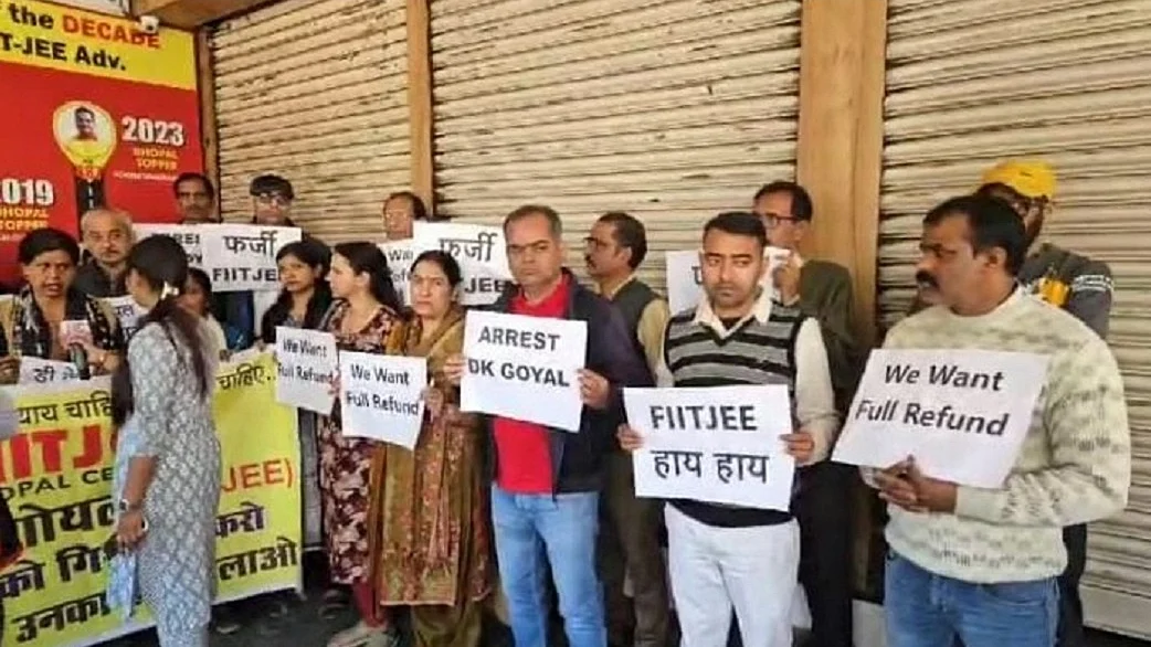 भोपाल में FITJEE कोचिंग बंद होने पर छात्रों के परिजनों ने किया प्रदर्शन, संचालकों के खिलाफ कार्रवाई की मांग की
