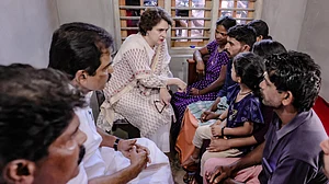 वायनाड: प्रियंका गांधी बाघ के हमले में जान गंवाने वाली महिला के परिजन से मिलीं