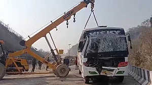 जम्मू: वैष्णो देवी जा रही बस की ट्रक से टक्कर, 13 लोग घायल