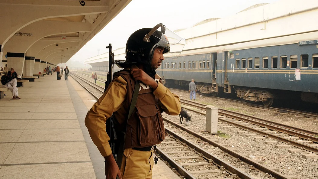 बांग्लादेशः रेल कर्मचारियों की हड़ताल यूनुस सरकार के लिए बनी चुनौती, ट्रेन सेवाएं ठप्प, लाखों यात्री परेशान