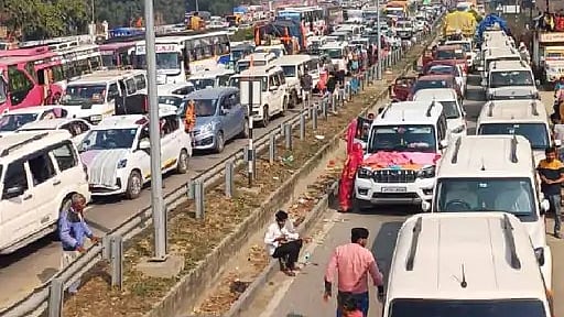 प्रयागराज जा रहे वाहनों को जिलों के बॉर्डर पर रोका गया