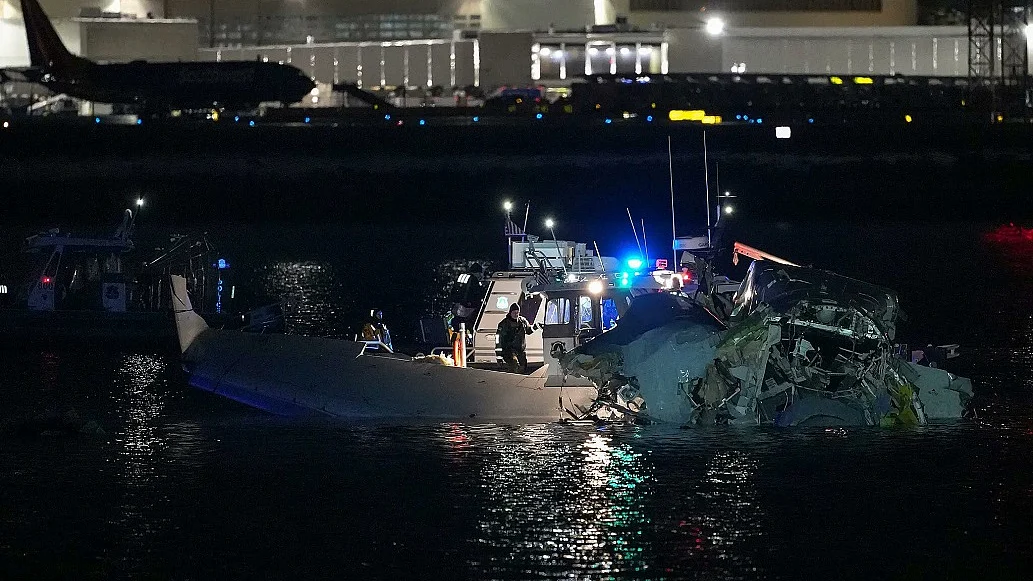 अमेरिका में यात्री विमान सेना के हेलीकॉप्टर से टकराया, सभी 64 लोगों की मौत की आशंका, 28 शव बरामद