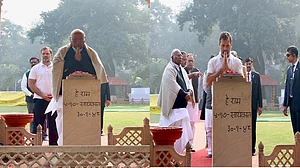 महात्मा गांधी की पुण्यतिथि पर राजघाट पहुंचे कांग्रेस अध्यक्ष खड़गे और राहुल गांधी, पुष्पांजलि अर्पित की