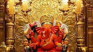 मुंबई: सिद्धिविनायक मंदिर में लागू हुआ ड्रेस कोड, स्कर्ट, कटे-फटे कपड़े पहनकर मंदिर में नहीं मिलेगा प्रवेश
