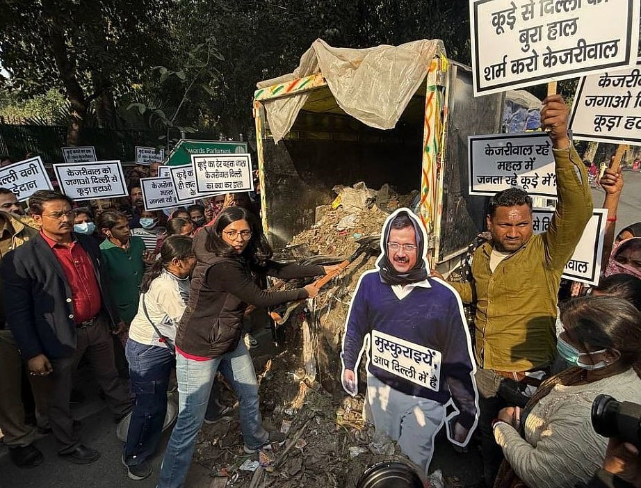 केजरीवाल के घर के बाहर स्वाति मालीवाल ने फेंका कचरा, पुलिस ने हिरासत में लिया
