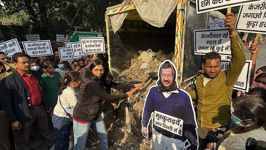 केजरीवाल के घर के बाहर स्वाति मालीवाल ने फेंका कचरा, पुलिस ने हिरासत में लिया