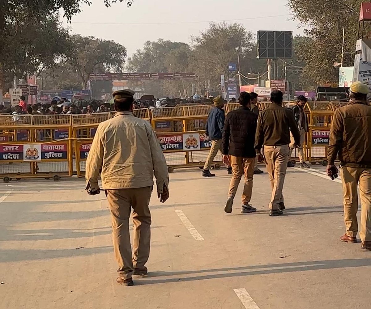 प्रयागराज स्टेशन की तरफ से कुंभ क्षेत्र में आ रहे लोगों को लाल मार्ग के पास रोक दिया गया (फोटो: पवन नौटियाल)