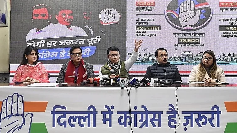 दिल्ली कांग्रेस कमेटी की प्रेस कांफ्रेंस में सबसे बाएं आसमा तस्लीम (फोटो - विपिन)