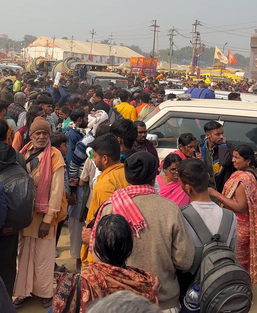 हनमुान मंदिर के पास लोगों की भीड़ (फोटो: नवजीवन)