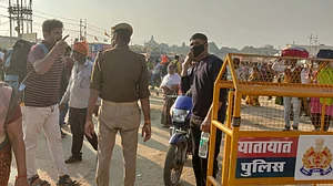 ग्राउंड रिपोर्ट: ये कैसा 'दिव्य भव्य महाकुंभ'? दबी आवाज में लोगों के साथ-साथ पुलिसकर्मी भी पूछ रहा सवाल